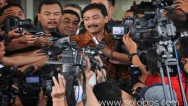 Andi Mallarangeng Jalani Sidang Perdana Didampingi Keluarga